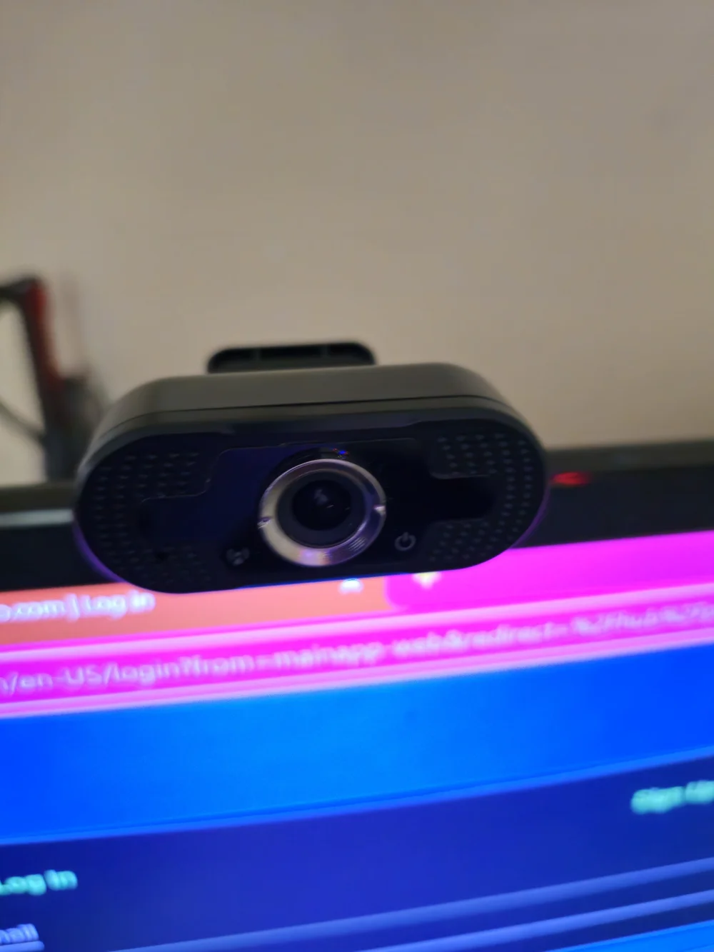 2 Webcams: A Full HD 1080P USB Webcam equipped with A Microphone & A Logitech